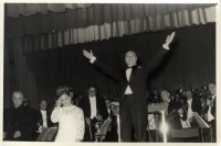1967 octubre. Escudero saludando desde el escenario en el estreno de la versión concierto de la opera Zigor en Bilbao.